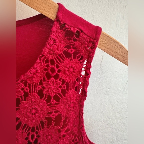 Forever 21 Red Floral Crochet Lace Sleeveless Crop Top Size Small - Picture 3 of 6
